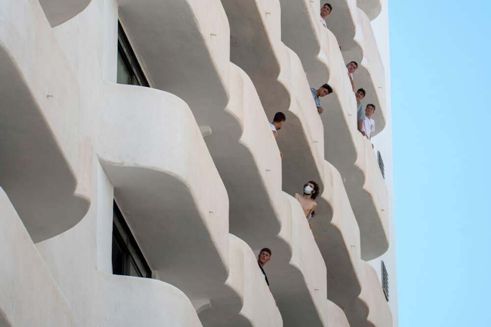Varios de los jóvenes que permanecen en aislamiento en el hotel Palma Bellver de Palma, al tenern relación directa o indirecta con el brote por covid de un viaje de estudios en Mallorca. EFE/CATI CLADERA