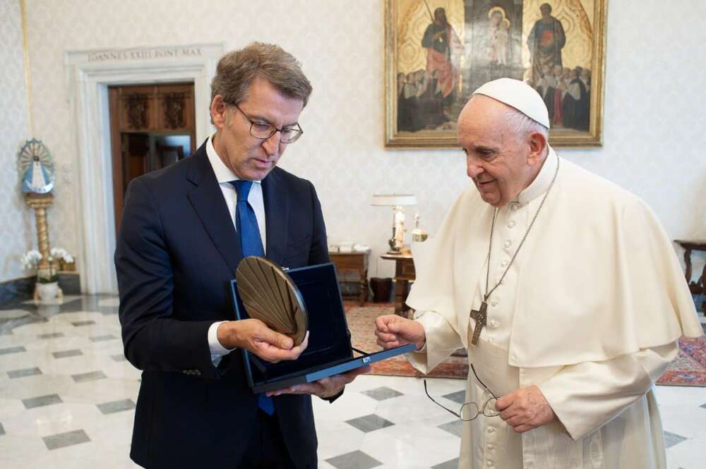 Feijóo ha obsequiado al Papa con una concha de bronce real de 1,5 kilogramos de peso, que ha sido adaptada para su uso como pisapapeles