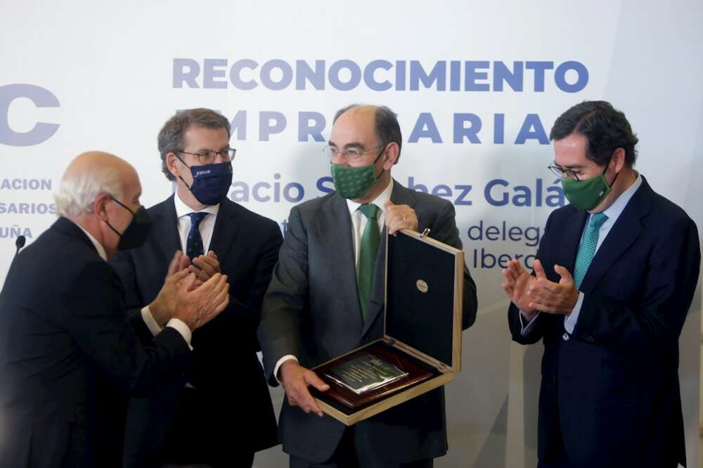 El presidente de Iberdrola, Ignacio Sánchez Galán, recibe un galardón de los empresarios de A Coruña en un acto con el presidente de la Xunta, Alberto Núñez Feijóo, y el líder de la patronal, Antonio Garamendi
