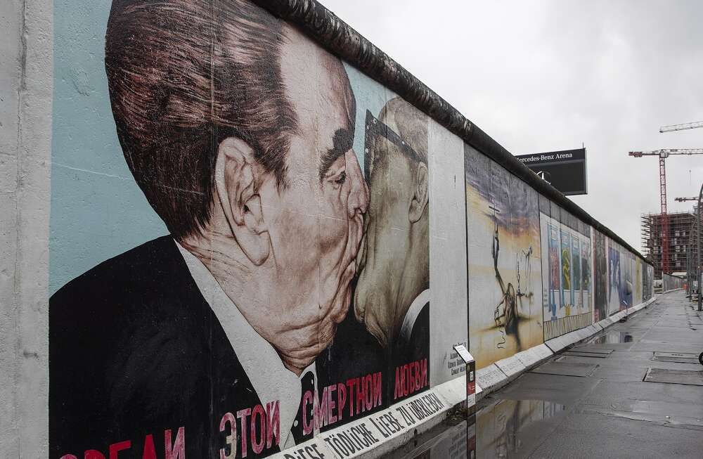 Una vista muestra la East Side Gallery vacía en Berlín, Alemania, el 6 de enero de 2021. EFE / EPA / HAYOUNG JEON