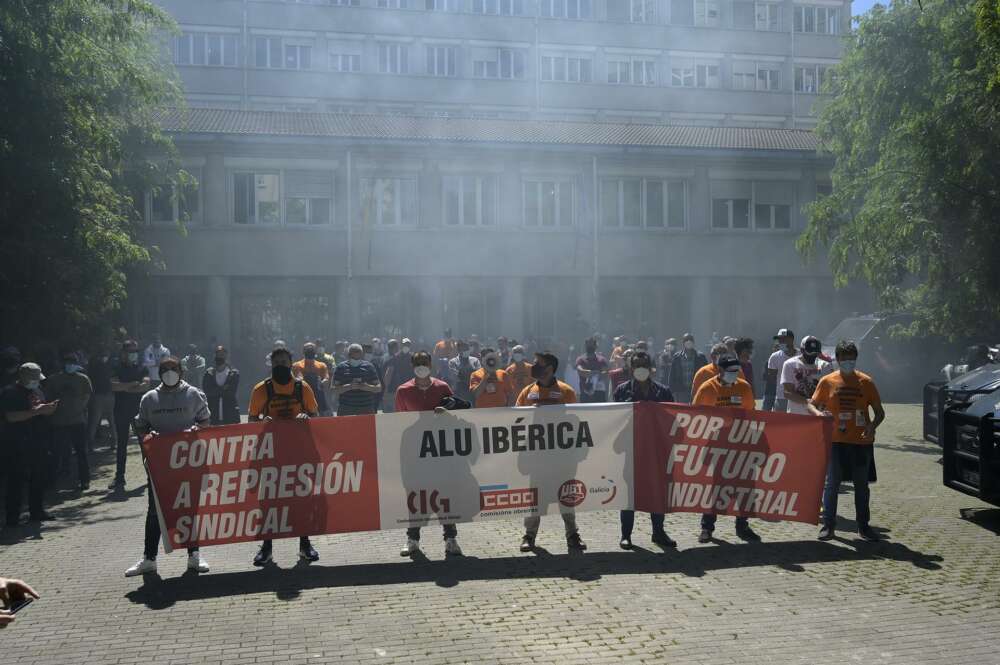 Componentes del Comité de empresa de Alu Ibérica A Coruña participan con una pancarta y bengalas en una concentración ante la antigua Audiencia Provincial, a 20 de mayo de 2021, en A Coruña, Galicia, (España). - M. Dylan - Europa Press - Archivo