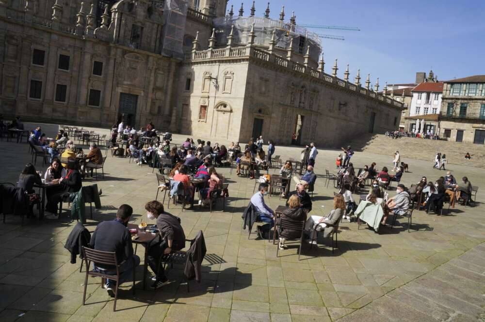 Los casos activos superan los 18.000 y la tasa de positividad desciende a un 13% en Galicia / EP