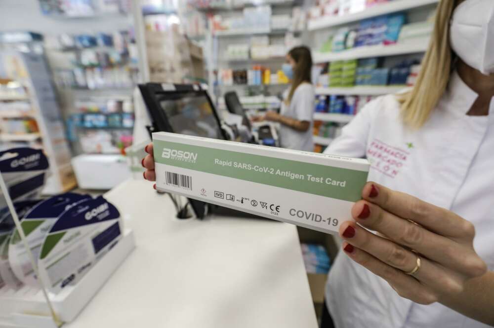 Una caja con test de antígenos contra la COVID-19 en una farmacia. - Rober Solsona