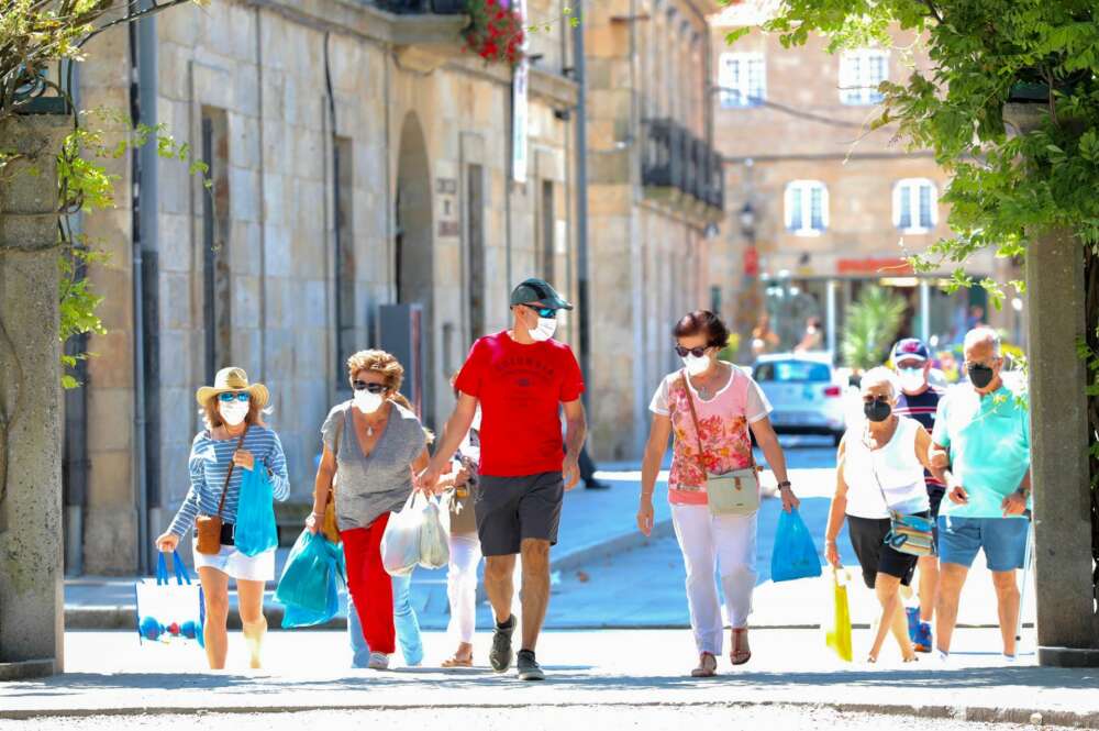 Un grupo de personas pasea por el recinto donde se suele celebrar la Festa do Albariño, a 28 de julio de 2021, en Cambados, Pontevedra. - Beatriz Ciscar -