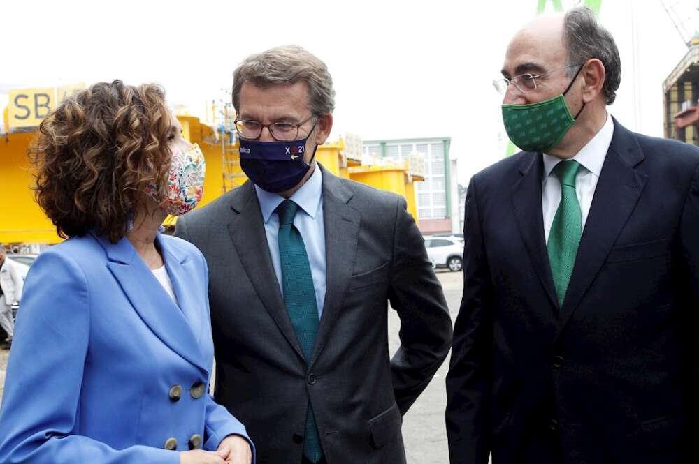 La ministra de Hacienda, María Jesús Montero, el presidente de la Xunta, Alberto Núñez Feijóo, y el presidente de Iberdrola, Ignacio Sánchez Galán. Foto: EFE