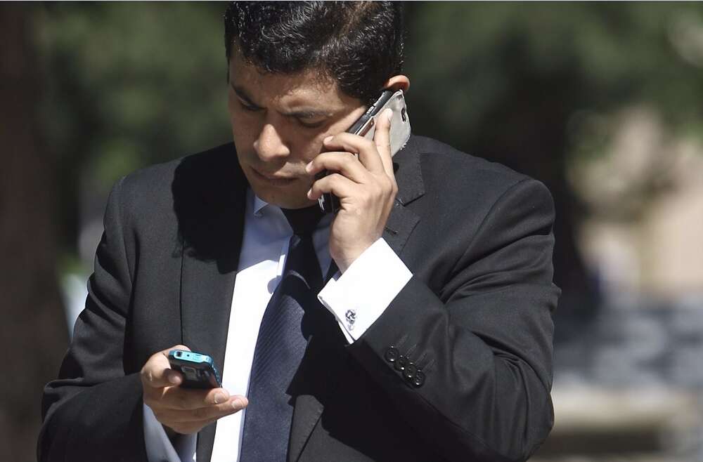 Una persona camina hablando por el móvil. Foto: Europa Press