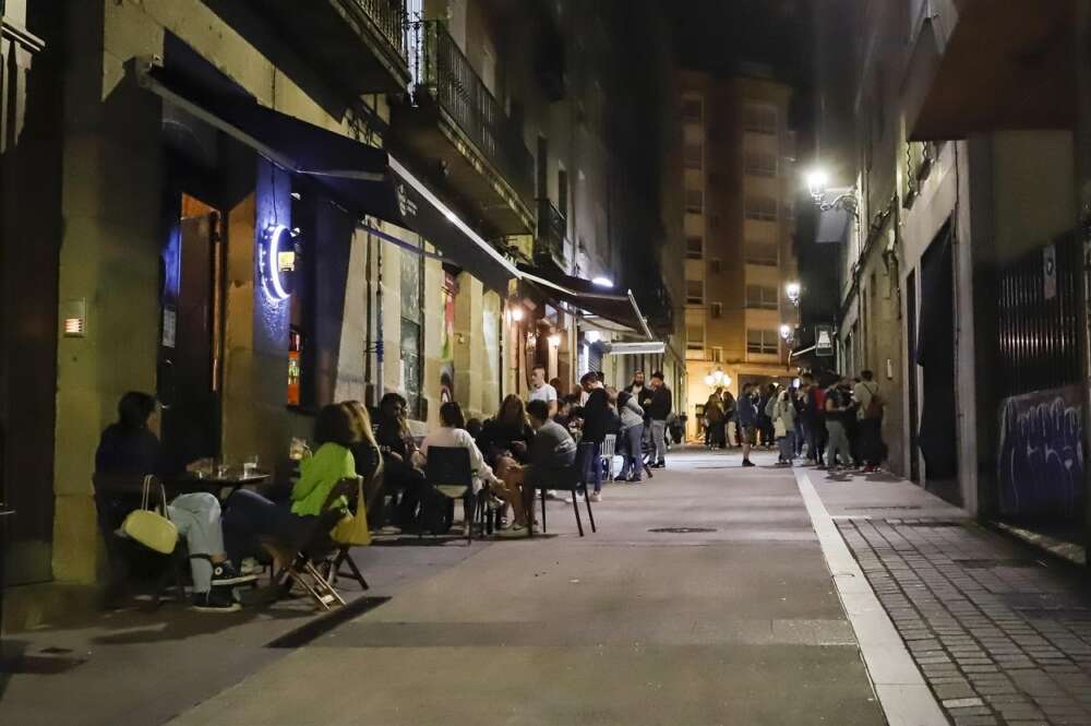 Varias terrazas con clientes durante la primera noche de la reapertura del ocio nocturno con condiciones en Galicia. Foto: Europa Press