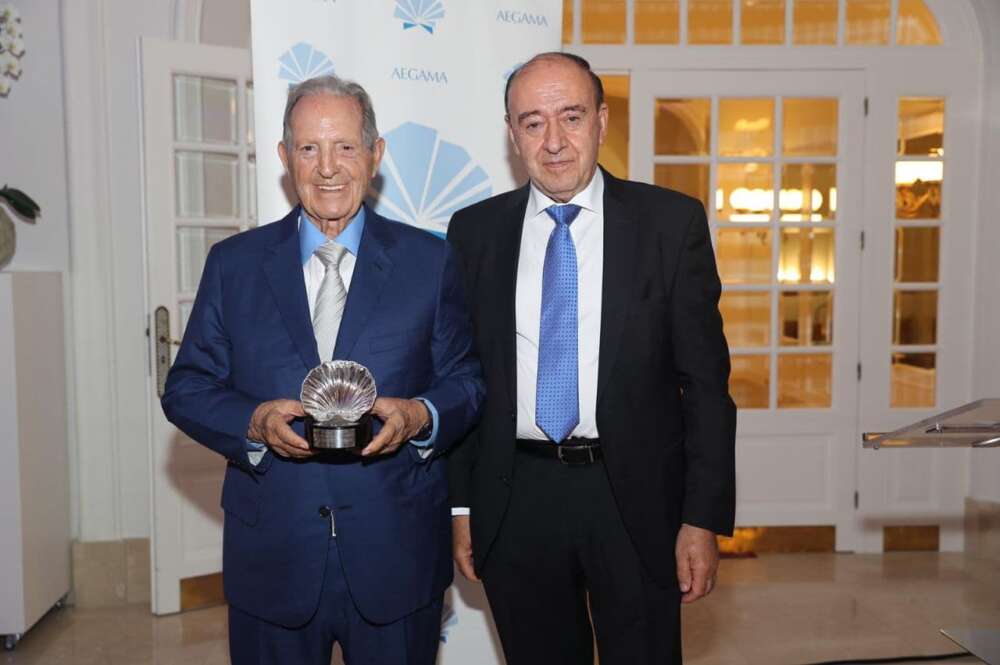 Olegario Vázquez Raña recibe el premio al empresario gallego en América de manos del presidente de Aegama, Julio Lage / Manuel Seixas Calviño