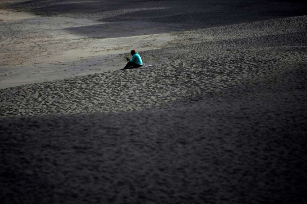 Un hombre, en la coruñesa playa de Riazor. Foto: EFE