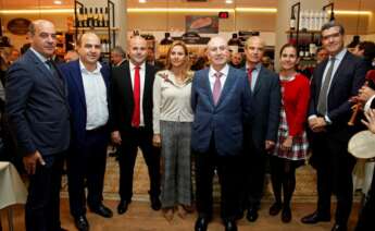 Manuel Gómez Franqueira y María Gómez Franqueira en la apertura de una tienda Coren Grill en el barrio de A Ponte en Ourense / Coren