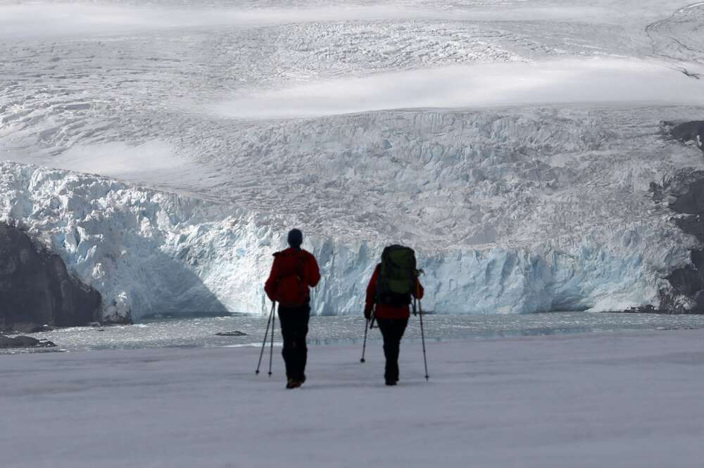 Dos científicos caminan en la isla del Rey Jorge, en la Antártida. Foto: Agencia EFE/Felipe Trueba