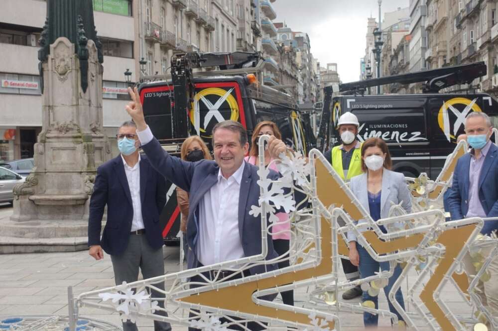 El alcalde de Vigo, Abel Caballero, acompañado de varios concejales, asiste al inicio del montaje del alumbrado navideño. - CONCELLO DE VIGO