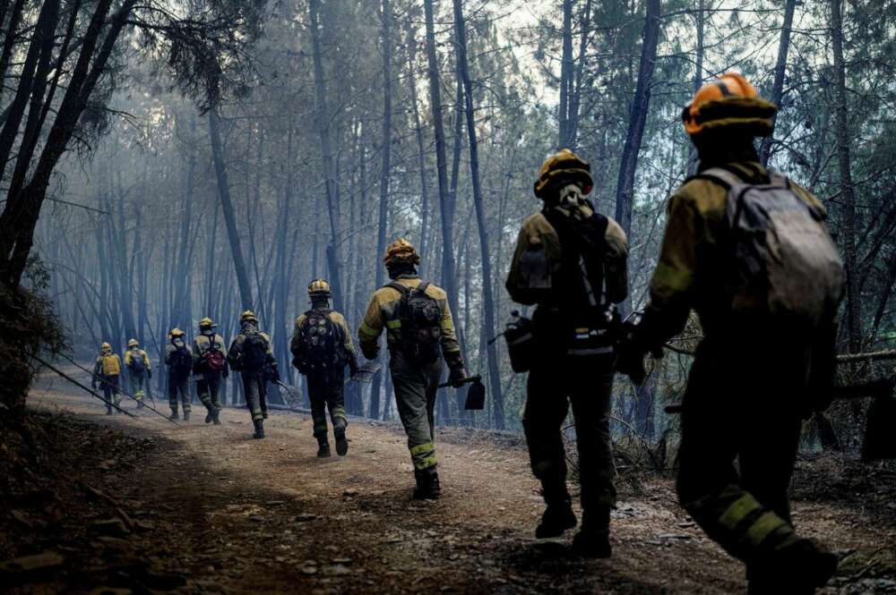 Brigadistas en A Pobra do Brollón (Lugo) / EFE