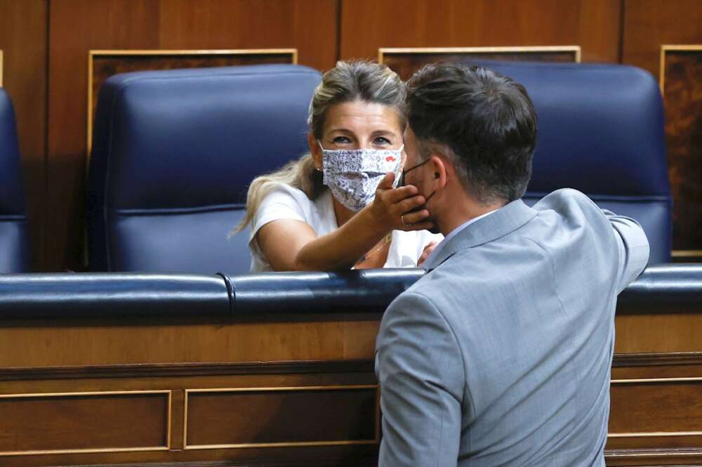 La vicepresidenta segunda y ministra de Trabajo y Economía Social, Yolanda Díaz Pérez, conversa con el portavoz de ERC, Gabriel Rufián, durante la sesión de control al Gobierno celebrada este miércoles en el Congreso. EFE/Juan Carlos Hidalgo