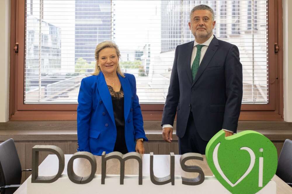 La ex consejera delegada de DomusVi, Josefina Fernández, al lado del nuevo CEO, José María Pena