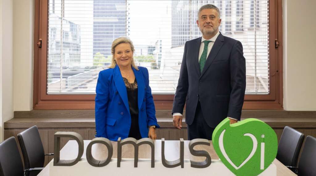 La ex consejera delegada de DomusVi, Josefina Fernández, al lado del nuevo CEO, José María Pena