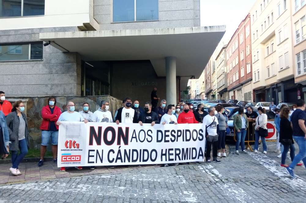Trabajadores de Cándido Hermida frente al Juzgado de Ferrol. / Cedida