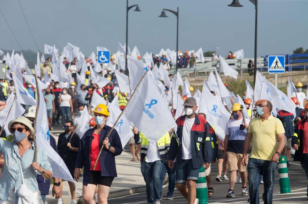 Trabajadores de Alcoa se manifiestan para defender el futuro de la fábrica de aluminio en San Cibrao. Foto: César Arxina/Europa Press