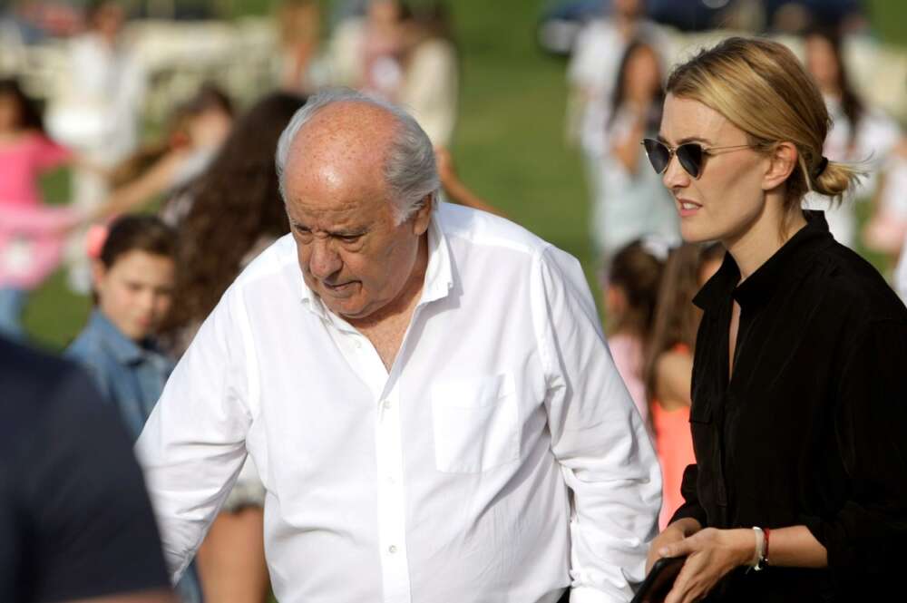 El empresario Amancio Ortega y su hija Marta Ortega a su llegada a la trigésimo octava edición del Concurso Internacional de Saltos de Casas Novas. EFE/Cabalar