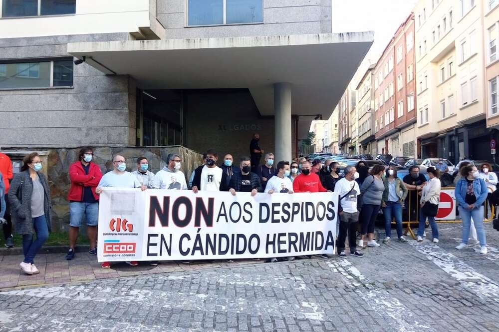 Concentración delante de los juzgados de Ferrol por los despidos de Cándido Hermida- Foto: Europa Press