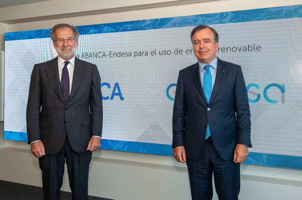 El consejero delegado de Abanca, Francisco Botas, y el director general de Comercialización de Endesa, Javier Uriarte, suscriben un acuerdo de suministración de energía renovable de origen gallego a largo plazo. Foto: Abanca