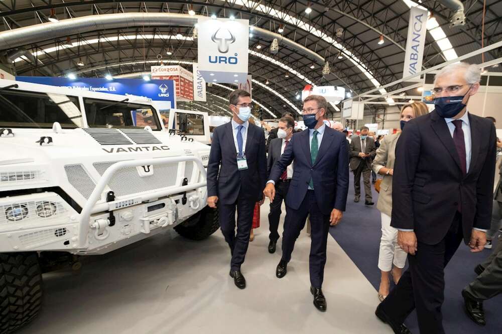 El presidente de la Xunta, Alberto Núñez Feijóo (c), acompañado por el vicepresidente económico Francisco Conde (dcha), participa en la inauguración de Metal Industry and Technologies International Trade Fair (Mindtech). EFE/Salvador Sas