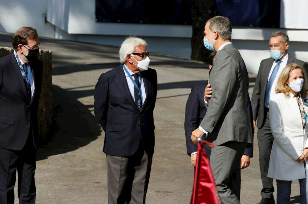 Mariano Rajoy y Felipe González en el foro empresarial que se celebra en la isla de A Toxa. EFE/Lavandeira Jr