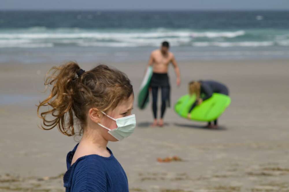 Una niña lleva una mascarilla en la Playa das Salseiras, a 3 de abril de 2021, en el municipio de A Laracha, A Coruña - M. Dylan / Europa Press - Europa Press - Archivo