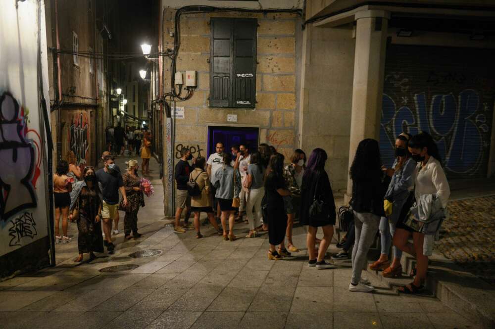 Varias personas en ambiente festivo en el centro de Ourense, a 10 de julio de 2021, en Ourense, Galicia (España). El ocio nocturno en Galicia vive este fin de semana su segunda reapertura al público. Esta medida solo se produce en municipios con - Rosa Veiga -