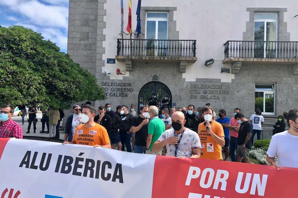 Concentración de trabajadores de Alu Ibérica frente a la Delegación del Gobierno en Galicia
