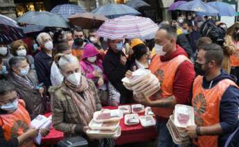 Acción sindical convocada por UUAA (Unions Agrarias) de denuncia de la situación que atraviesan los ganaderos de carne de Galicia. Reparten piezas de carne en bandejas. Praza do Toural. - ÁLVARO BALLESTEROS