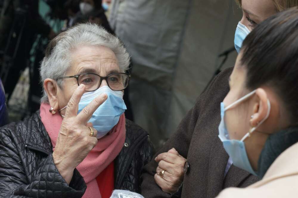 Nieves Cabo Vidal, una mujer de 82 años residente del centro de mayores Porta do Camiño de Santiago, ha sido la primera persona en recibir la vacuna contra la Covid-19 en Galicia, en Santiago de Compostela (Galicia, España), a 27 de diciembre de - Álvaro Ballesteros