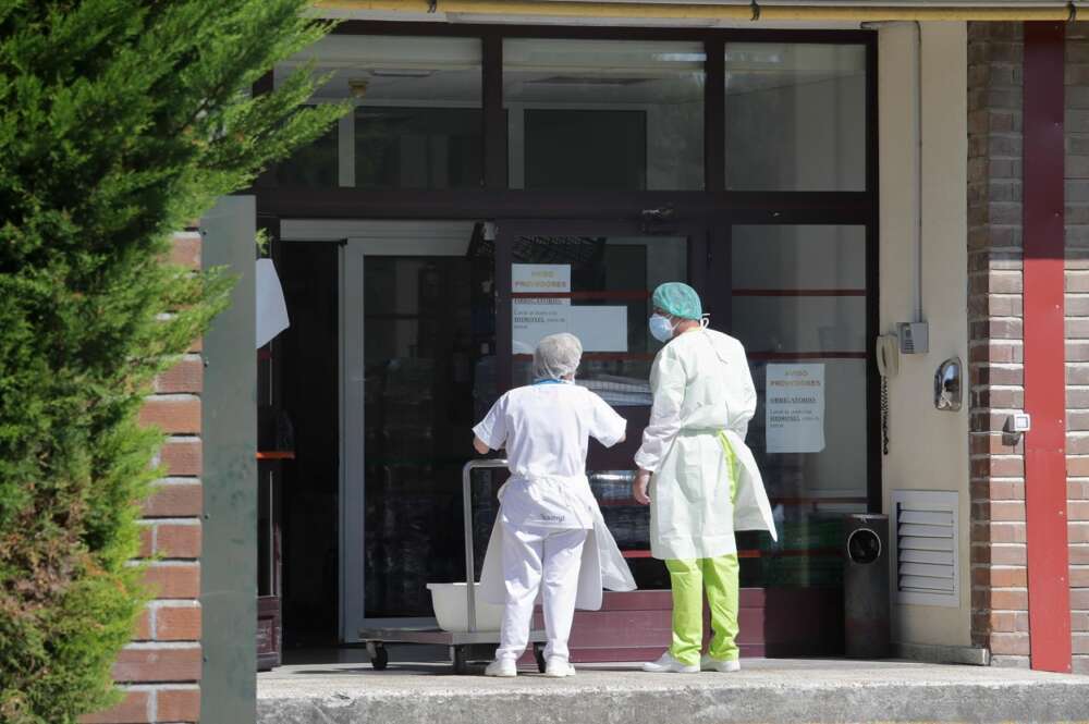 Dos trabajadores conversan en la puerta de la residencia de Las Gándaras, la mayor de Lugo - Carlos Castro - Europa Press