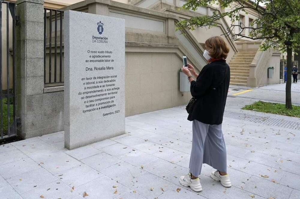 Monolito conmemorativo en recuerdo de Rosalía Mera frente al instituto que lleva su nombre