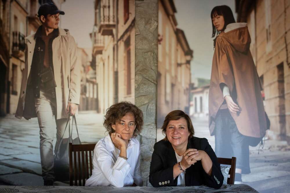 Cristina Mariño y Dora Casal, directora de marca y directora ejecutiva de Roberto Verino, en la presentación de su colección cápsula Caminae. EFE/Brais Lorenzo