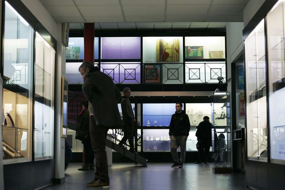 Imagen de archivo de clientes en la Galería Sargadelos en Ferrol, que anunció su cierre en la ciudad en el año 2017. EFE/Kiko Delgado
