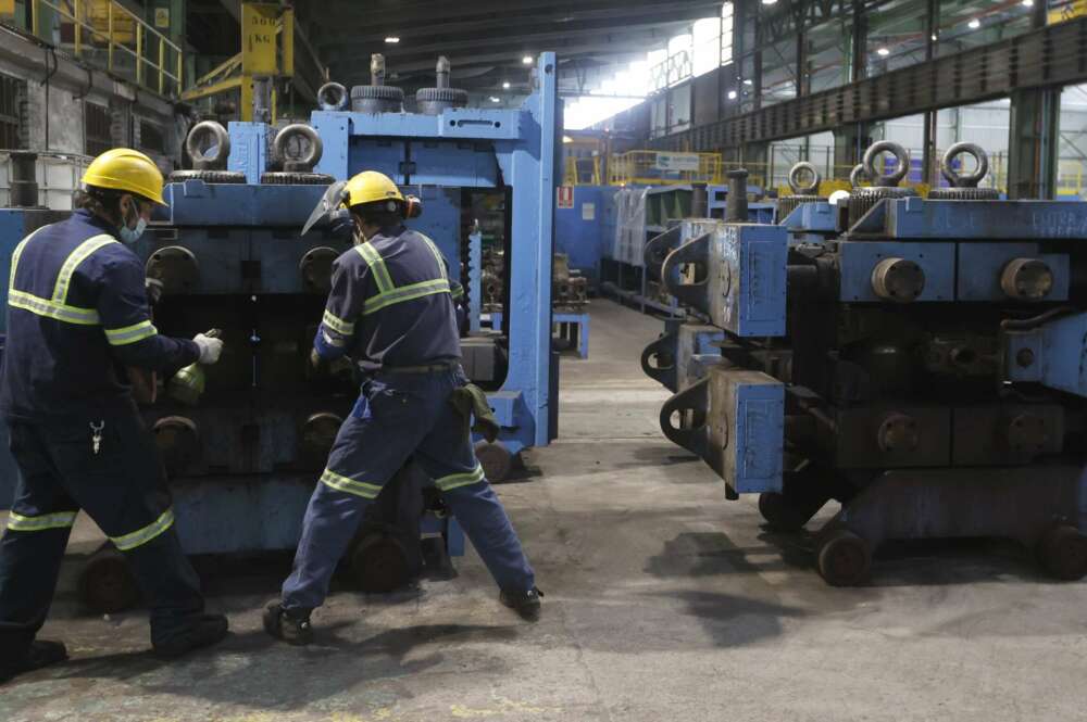 Dos trabajadores ante una máquina en las instalaciones que Sidenor tiene en Basauri. EFE/LUIS TEJIDO