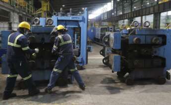 Dos trabajadores ante una máquina en las instalaciones que Sidenor tiene en Basauri. EFE/LUIS TEJIDO