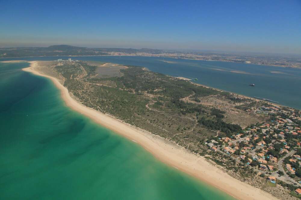 La península de Tròia se adentra en el mar desde la playa de Comporta / Pestana