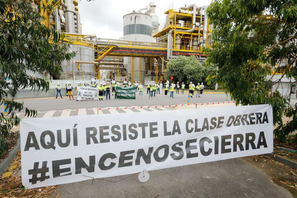 Al otro lado de la manifestación contra Ence, los trabajadores de la empresa se han concentrado detrás de una pancarta en la que se lee: `Aquí resiste la clase obrera - Marta Vázquez Rodríguez
