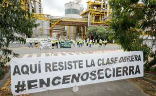 Al otro lado de la manifestación contra Ence, los trabajadores de la empresa se han concentrado detrás de una pancarta en la que se lee: `Aquí resiste la clase obrera - Marta Vázquez Rodríguez
