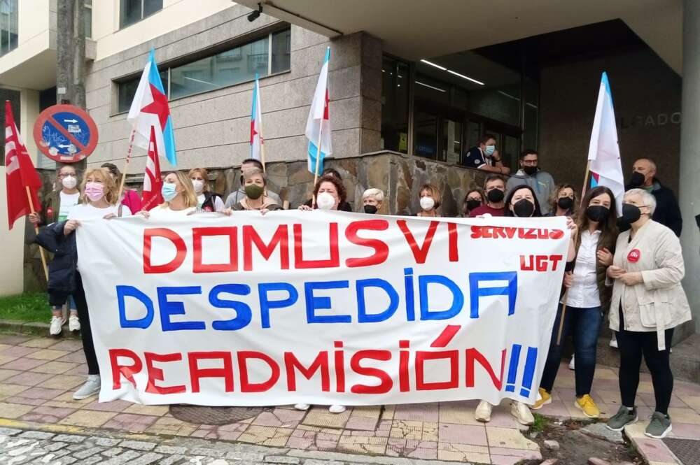 Protesta ante las puertas de los juzgados por el despido de una trabajadora de Domus VI, que acepta despido improcedente