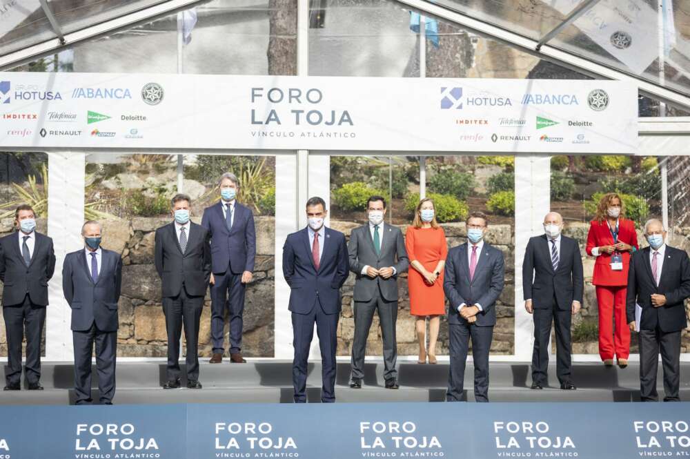 Fotografía de familia durante el acto de clausura del II Foro La Toja-Vínculo Atlántico celebrado en la Isla de Toja, Pontevedra, Galicia, (España), a 3 de septiembre de 2020. - Beatriz Ciscar
