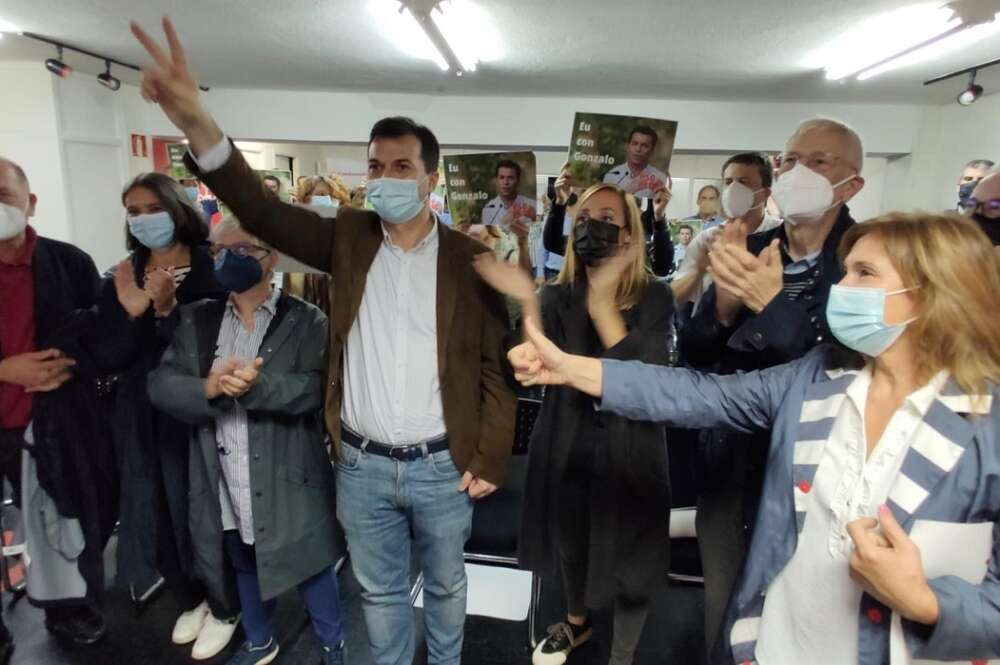 El secretario xeral del PSdeG, Gonzalo Caballero, en un encuentro con militantes en Santiago de Compostela. - PSDEG