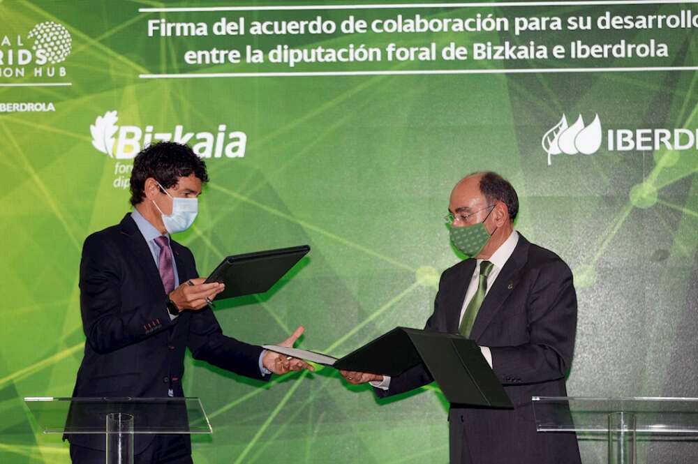 El diputado general de Bizkaia, Unai Rementeria, (i) y el presidente de Iberdrola, Ignacio Galán, (d) durante la firma del Global Smart Grids Innovation Hub. EFE/Luis Tejido