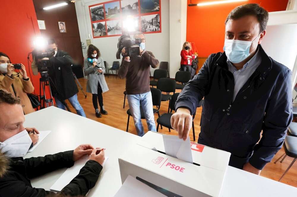 Valentín González Formoso, votando durante las primarias del PSdeG. EFE/Kiko Delgado