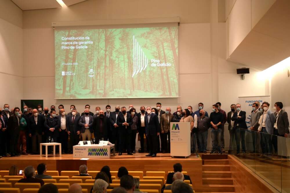 Representantes de las empresas adheridas a Pino de Galicia durante el acto de constitución de la marca