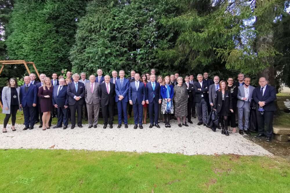 Encuentro celebrado en Compostela entre miembros del Foro Económico, empresarios y académicos con el gobernador del Banco de España