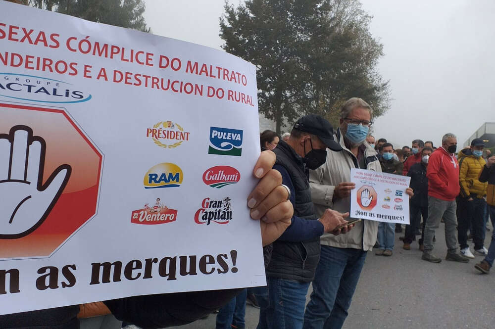 Protesta de los ganaderos frente a la fábrica de Lactalis en Outeiro de Rei / Unións Agrarias