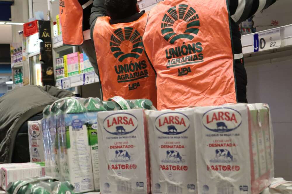 Miembros de Unións Agrarias retiran productos de Capsa en el establecimiento de Carrefour en el centro comercial As Cancelas de Santiago / Unións Agrarias